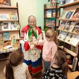 изображение: Фото 1. 2022.04.11 Лия Недумова в детской библиотеке №12. Объединение детских библиотек Тольятти