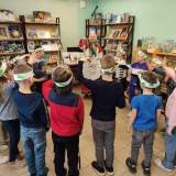 изображение: Фото 4. 2022.04.11 Лия Недумова в детской библиотеке №12. Объединение детских библиотек Тольятти