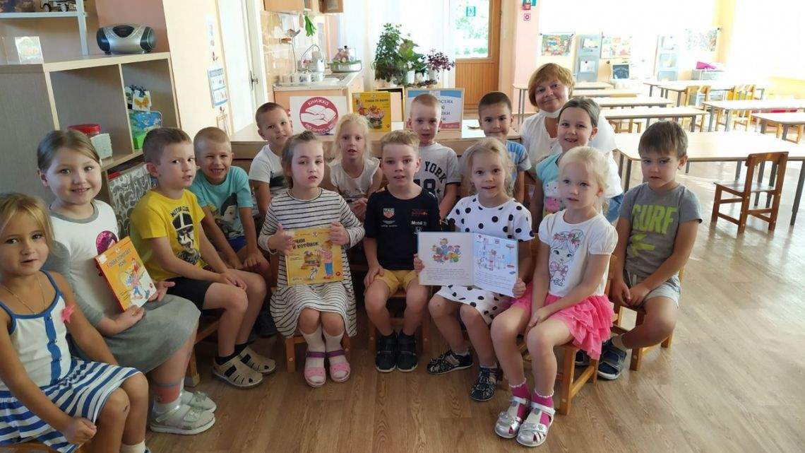 Детская библиотека №12 приняла участие в акции «Книжка на ладошке»