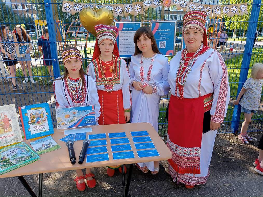 Семьёй дорожить – счастливым быть Семьёй дорожить – счастливым быть